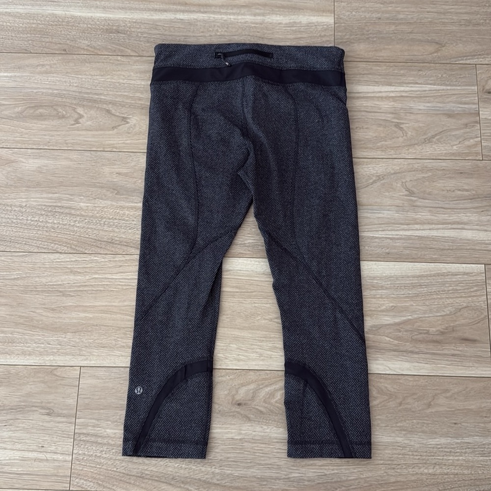 Lululemon Chevron Run Inspire Crops sz 8